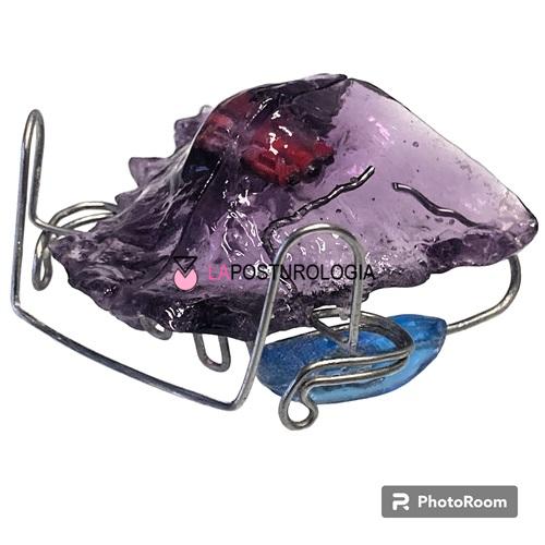 Apparecchio ortopedico funzionale modellatore elastico di Bimler in resina viola e azzurra con archi metallici.