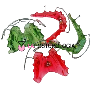Panoramica di dispositivi e apparecchi di Ortopedia Funzionale dei Mascellari in resina colorata verde e rossa con componenti bioelastiche.